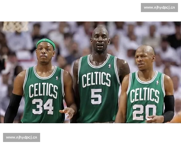 力劈华山！史密斯隔人补扣领衔总决赛十佳球